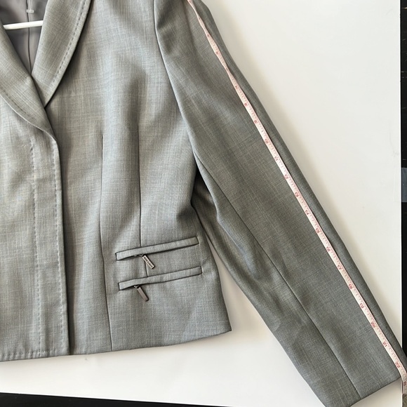 Anne Klein woman’s suit jacket. Gray. - Picture 8 of 8